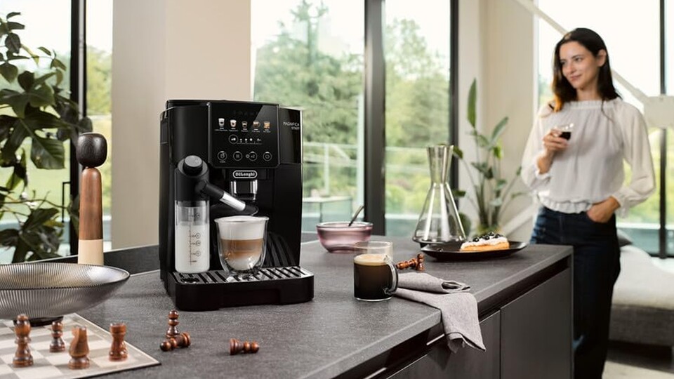 Kompakt, stylisch und leistungsstark – der De’Longhi Magnifica Start Kaffeevollautomat passt einfach in jede Küche.