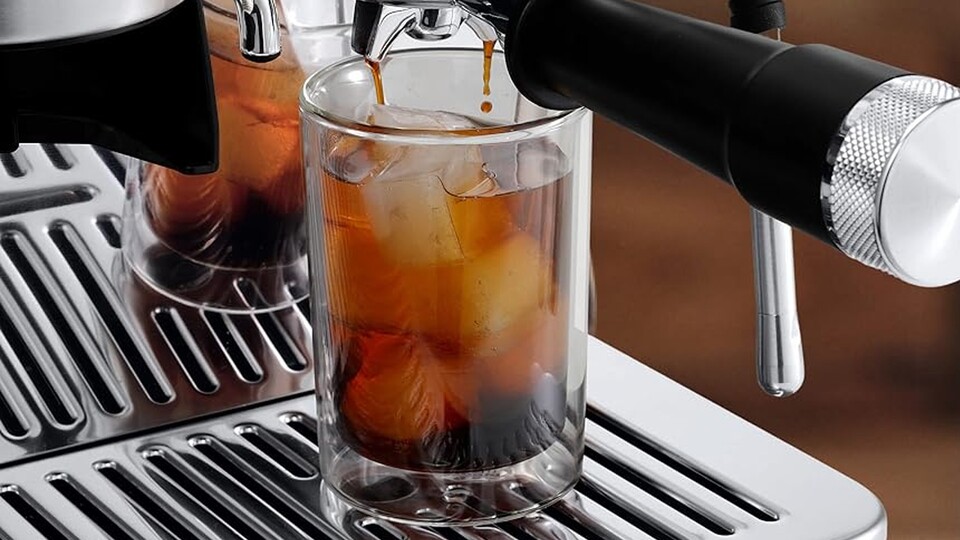 Mit dieser schönen Siebträgermaschine könnt ihr euch sogar Cold Brew machen, perfekt für die aktuellen Temperaturen!