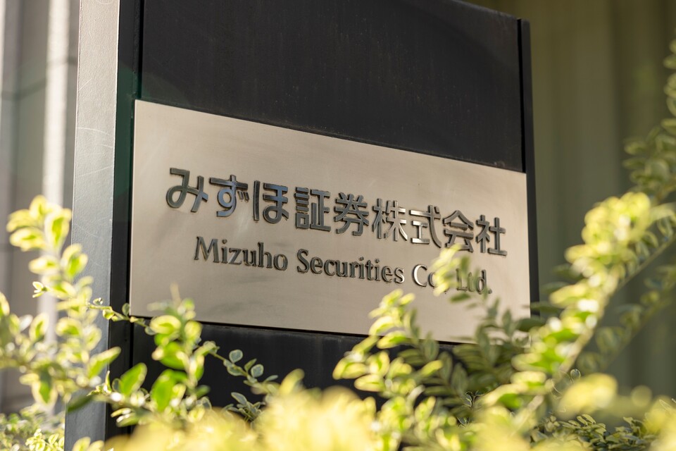 Den 8. Dezember 2005 hatte man sich bei der der japanischen Investmentbank Mizuho Securities wohl auch anders vorgestellt. (Bildquelle: Adobe Stock J_News_photo)