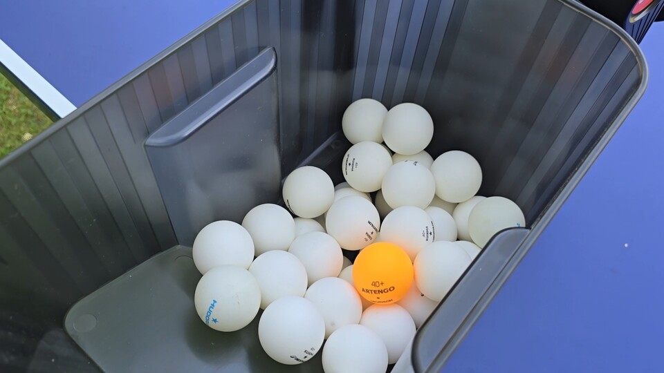 Der Pongbot hat einen großen Ball-Speicher mit Platz für über 100 Bälle. (Bildquelle: Aaron Hofmann GameStar Tech)