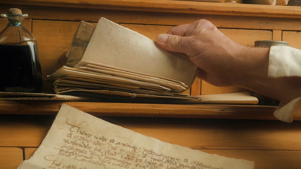 Selbst in diesem vergrößerten Bildausschnitt ist das Gedicht leicht zu übersehen. Bild: Warner Bros. Pictures