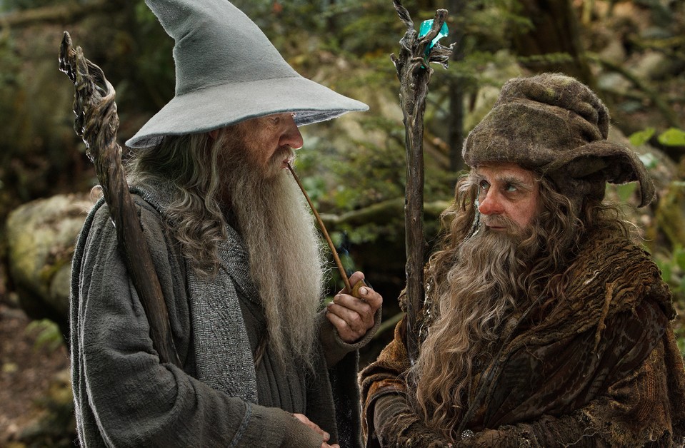 Neben Gandalf (Ian McKellen) und Saruman (Christopher Lee) taucht als dritter Zauberer Radagast, der Braune, auf (Sylvester McCoy).