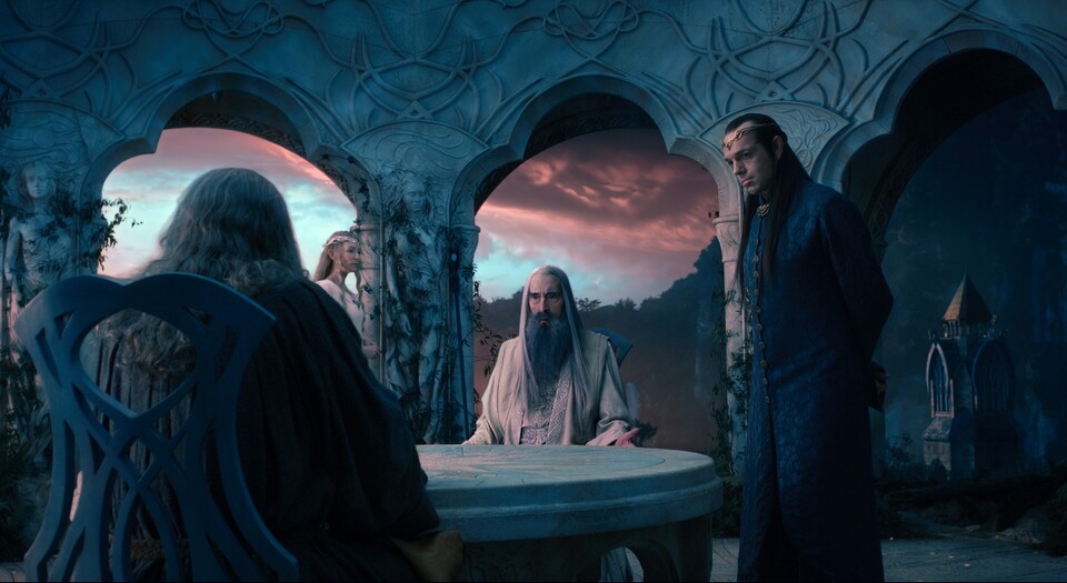 Im Film sollen auch viele Szenen auftauchen, die Tolkien nur am Rand oder in Anhängen zum Herrn der Ringe beschrieben hat, z.B. die Treffen des Weißen Rates.