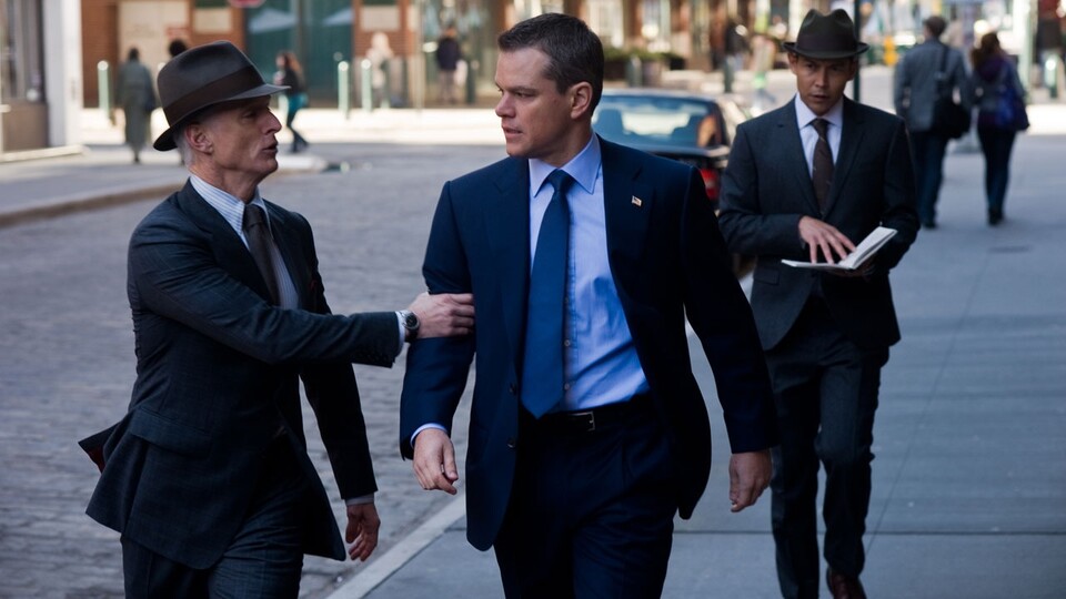 Matt Damon wehrt in Der Plan die Hüter des Plans ab.