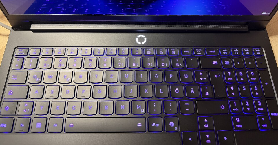 Wenn schon alles symmetrisch sein muss, dann bitte so wie beim Lenovo Legion Pro 7i, wobei das Touchpad dort aber nicht in der Mitte liegt.