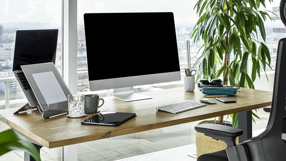 Mit äußerst soliden Rahmenelementen aus Stahl und einer 25 mm dicken Tischplatte ist der Desktopia Pro X ein echter Schreibtisch-Monolith!