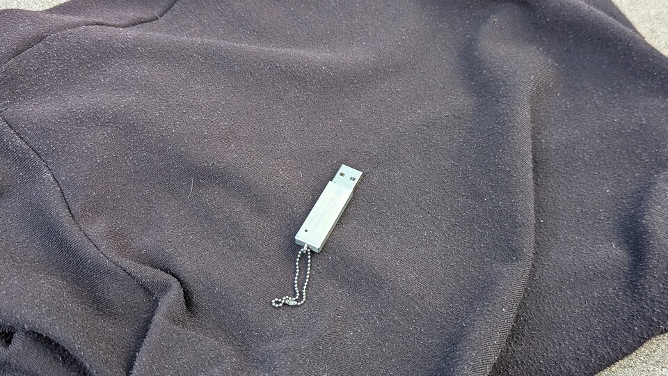 Die Kutte muss einer der Kultisten in seiner Eile liegengelassen haben.