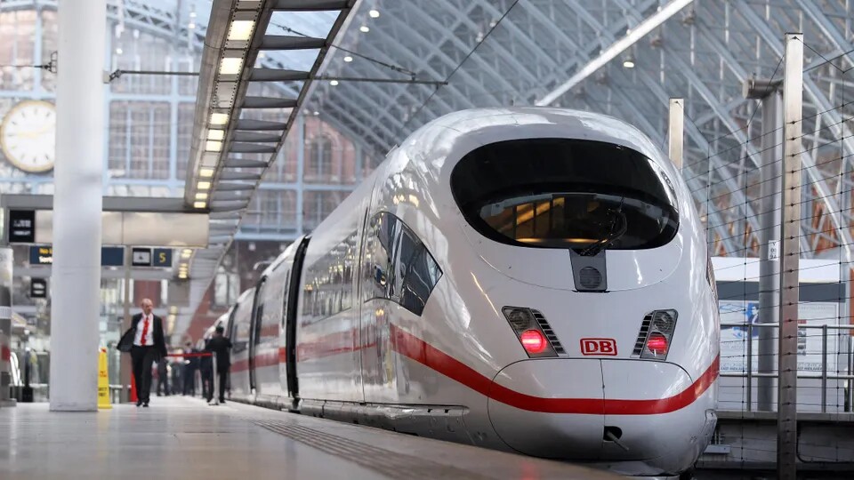 Ein ICE der Deutschen Bahn. Ob er wohl pünktlich ist? (Bild: Getty Images)