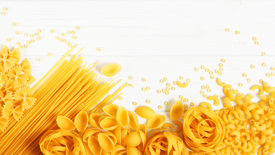 Open the bag, put the pasta in the boiling water, wait 10 minutes, burn your tongue: that's how we know it. Homemade pasta isn't much harder to produce and is much tastier.