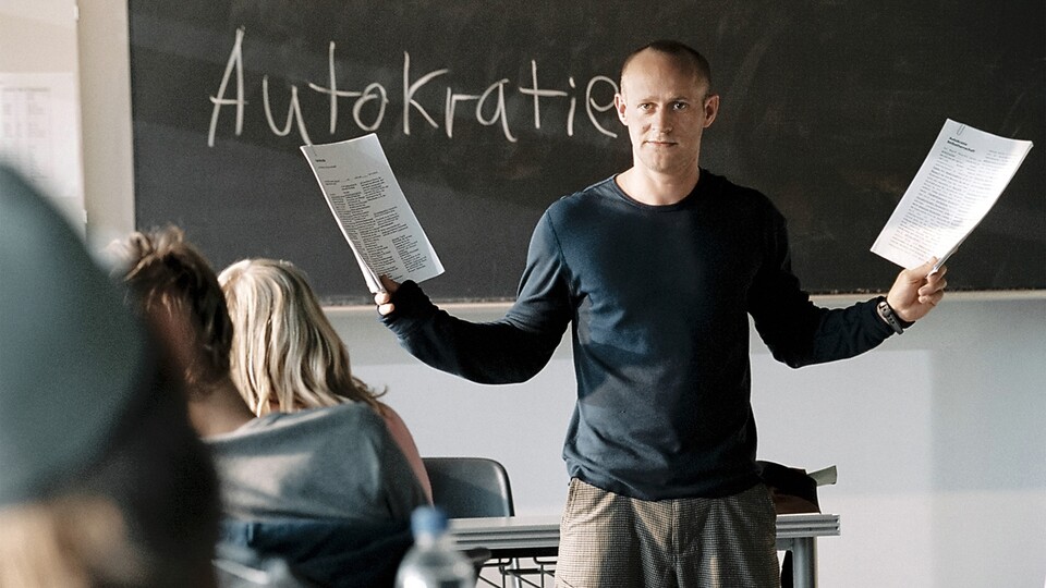 Im Kinofilm Die Welle spielt Jürgen Vogel die Hauptrolle. Eine Besetzung der Netflix-Serie steht noch nicht fest.