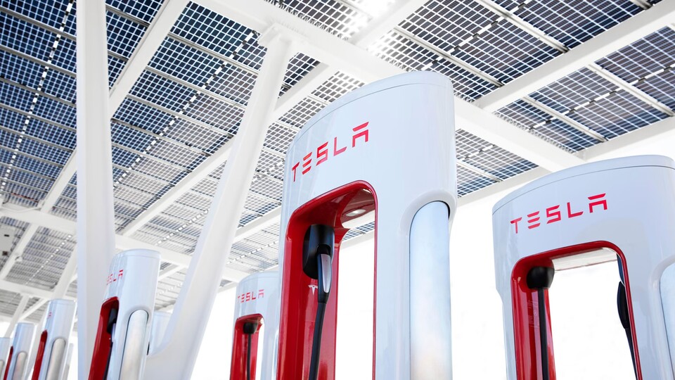 The future of e-mobility? Tesla demonstrates the company's supercharging network