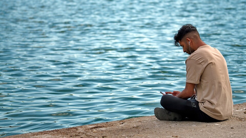 Meeresrauschen in den Ohren: Wer Entspannung braucht, stürzt sich Weißes Rauschen auf die Ohrmuscheln. (Bild-Quelle: Surprising_Shots über Pixabay)