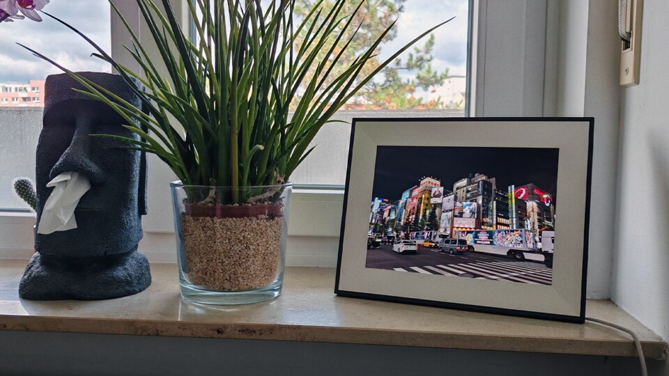 Durch die hohe Spitzenhelligkeit macht der Bilderrahmen auch bei Tag eine gute Figur. (Bildquelle: Maxe S., GameStar)