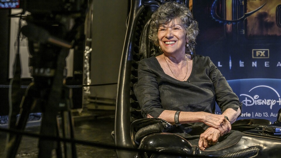 Mia Bonzanigo setzt sich dafür ein, dass sich noch viele Generationen an ihren Ex-Mann und guten Freund HR Giger erinnert. Bildquelle: DisneyHeike Witzgall
