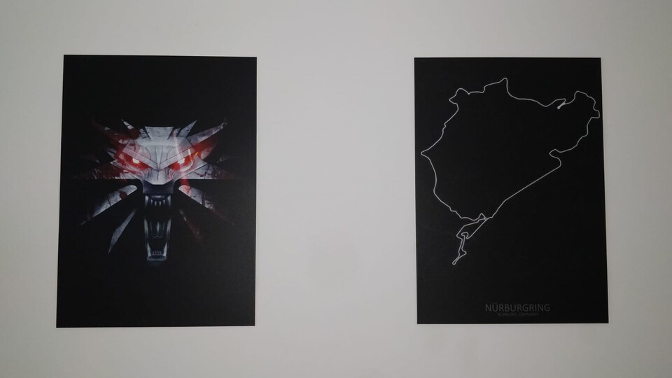 Ein bisschen schief, aber ich bin zufrieden: Meine Displates schmücken die ansonsten ziemlich leere Zimmerwand.