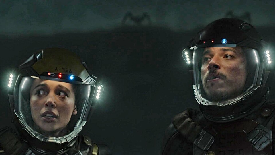 Es dauert lange, bis Naomi Calloway (Naomi Scott) und Andy Ramirez (Anthony Ramos) zusammenfinden. Vorher verständigen sie sich ausschließlich über Funk (Foto: Universal Pictures).