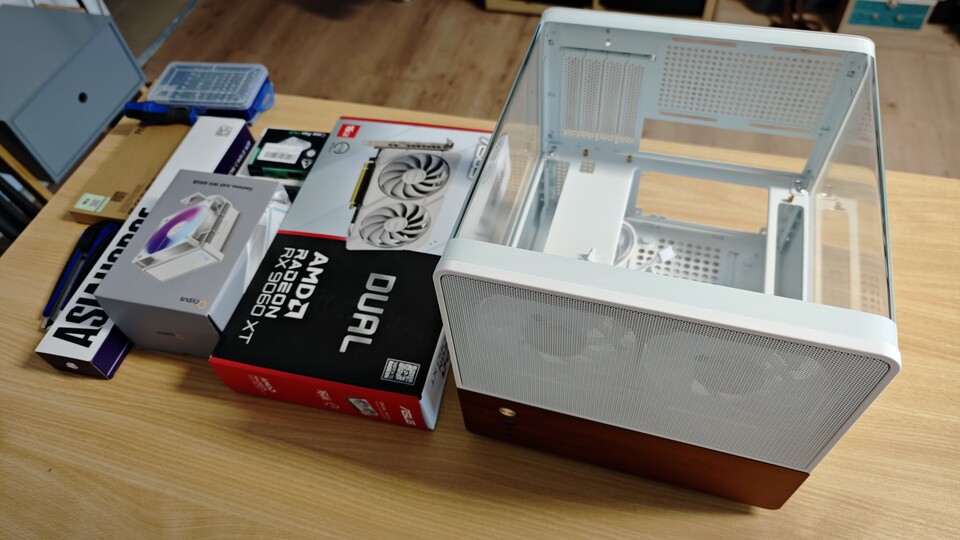 Das ist immer wieder aufregend neue PC-Teile auf dem Tisch zu haben. (Bildquelle: Duy Linh DinhGameStar Tech)