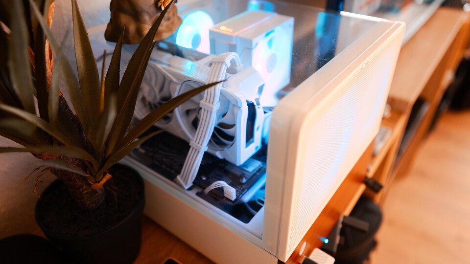 Ich habe mir meine eigene Steam Machine mit BazziteOS gebaut. Solltet ihr so etwa auch vorhaben oder wollt euer Steam Deck mit dem TV verbinden, dann benötigt ihr noch einen Controller. (Bildquelle: Duy Linh DinhGameStar Tech)