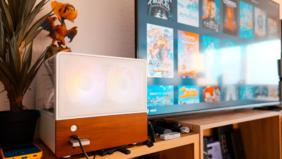 Ich habe an den USB-C-Anschluss vorn eine externe Mini-SSD angeschlossen, auf der die meisten Spiele installiert sind. Ich kann sie jederzeit abstöpseln und an meinen Lenovo Legion Go anschließen, auf dem auch BazziteOS installiert ist. (Bildquelle: Duy Linh DinhGameStar Tech)