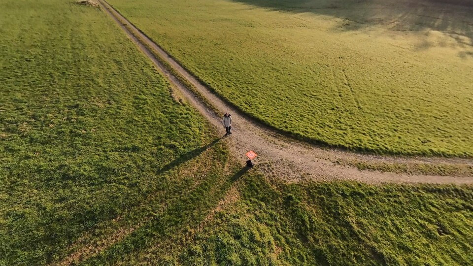 Nichts neues: Die Drohne umkreist ein Motiv. Simpel aber effektiv! (Bild: Patrick Schneider, GameStar Tech)