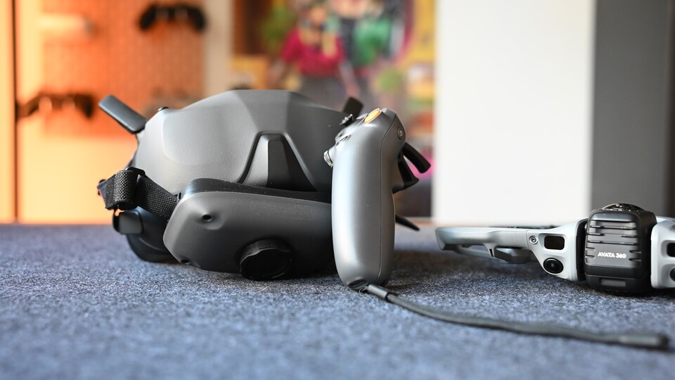 Ich habe die Brille und die Motion Controller ausgepackt, verbunden und aufgesetzt. Leider schaffte ich es damit (noch) nicht auf die Startbahn. Das hole ich natürlich nach. (BIld: Patrick Schneider, GameStar Tech)