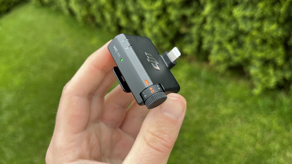 Der Empfänger ist recht klobig und nimmt gegebenenfalls viel Platz am Handy weg. DJI bietet aber auch eine kompaktere Variante an (je nach Bundle).