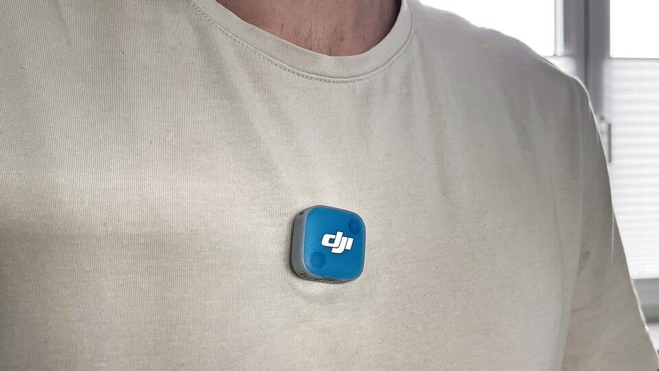 Die Sender sind leicht genug, um nicht den halben T-Shirt-Kragen nach unten zu zerren.