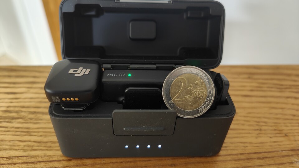 DJI Mic Mini: Kleiner als ein 2-Euro-Stück und mit 10 Gramm auch extrem leicht.