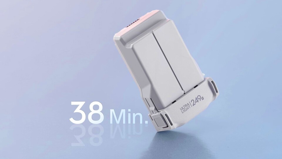 Der leistungsstarke Akku der DJI Mini 3 erlaubt lange Flugzeiten ohne Unterbrechung. In der Fly More Combo, die gerade bei Amazon reduziert ist, sind sogar gleich drei davon enthalten.