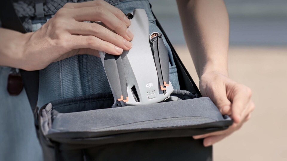 Durch ihr geringes Gewicht könnt ihr die Drohne problemlos mitnehmen, ohne viel mitschleppen zu müssen.