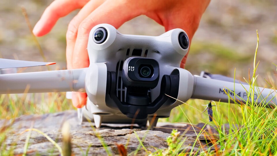 Einfach aufklappen, hinlegen und losfliegen – die DJI Mini 4 Pro steckt zwar voller Funktionen, ist aber dennoch leicht zu bedienen.