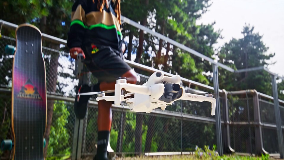 Die Mini 4 Pro kann euren Bewegungen folgen und dabei selbstständig Flugmanöver ausführen, die euch bestmöglich in Szene setzen.