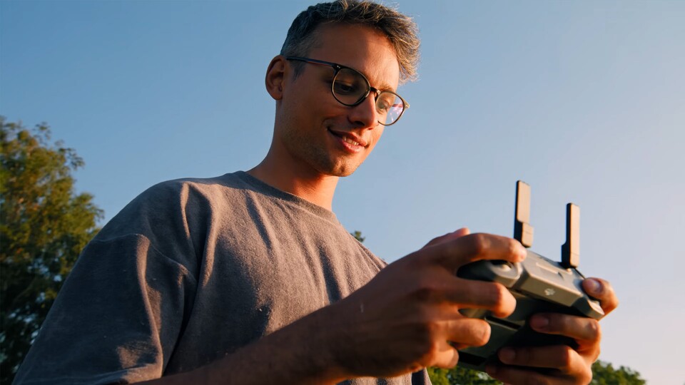 Die große Fernbedienung, die ihr mit der Fly More Combo bekommt, hat ein eingebautes Display, auf dem ihr die Sicht der Drohne verfolgen könnt.