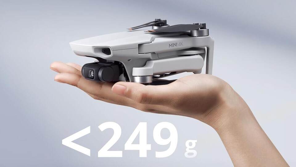 Federgewicht mit Profi-Features: Dank unter 249 Gramm fliegt ihr mit der Mini 4K fast überall unbeschwert und braucht keinen großen Drohnenführerschein.