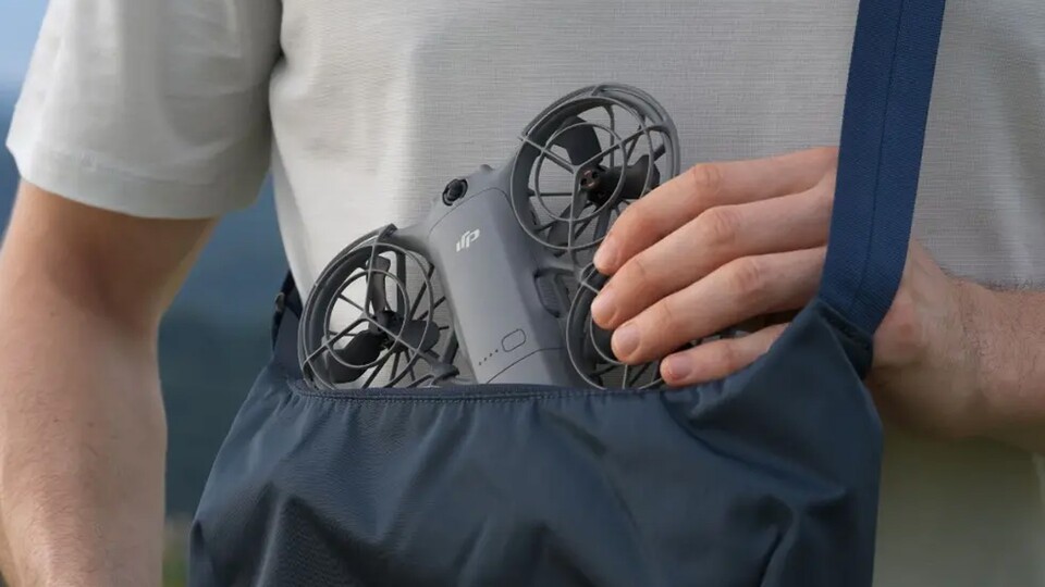 Die Neo 2 wiegt gerade einmal 151g und benötigt deshalb keinen Drohnen-Führerschein. Eine Drohne mit Kamera muss jedoch beim Luftfahrt-Bundesamt angemeldet werden.