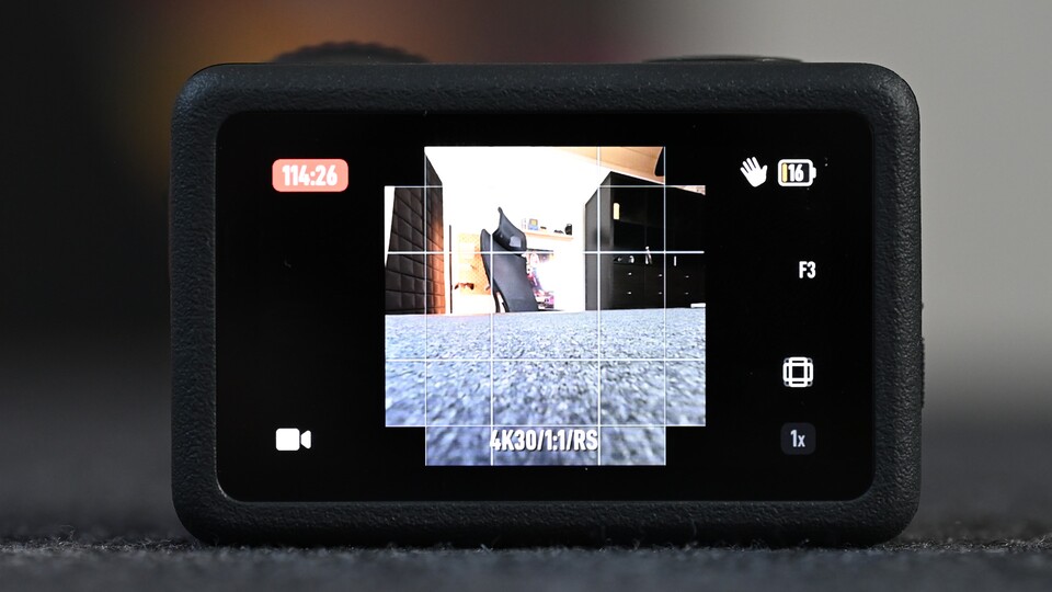 Etwas über zwei Stunden sollte die Kamera bei 4K mit 30 FPS durchhalten. Die Kamera wird nach dieser Zeit warm, aber nicht wirklich heiß.