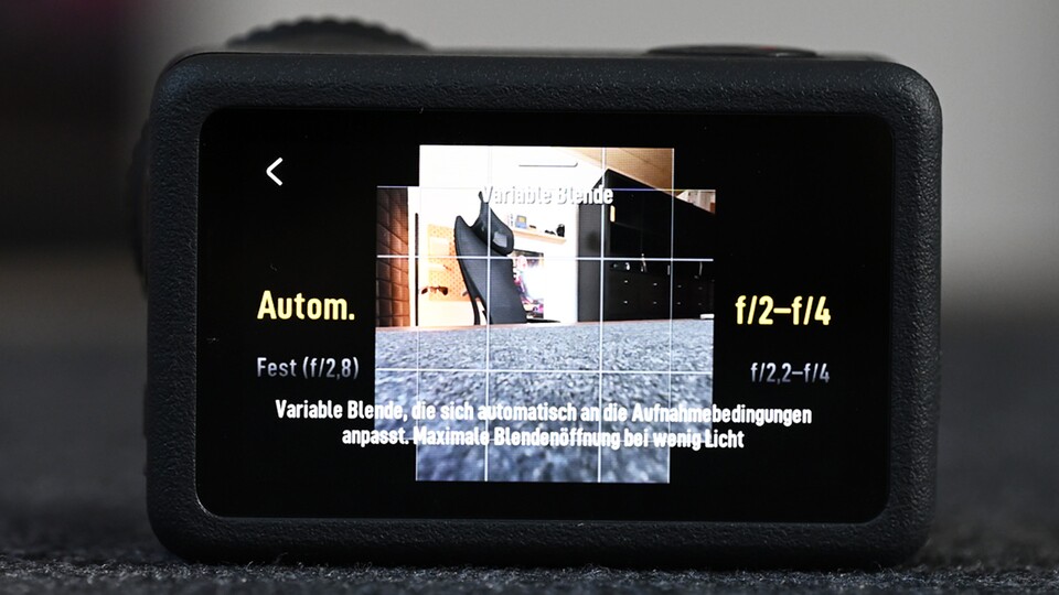 In den Schnelleinstellungen könnt ihr die Blendenöffnung festlegen. Ihr habt die Wahl zwischen einer variablen Blende und den festen Einstellungen f2.8 oder f4.0.