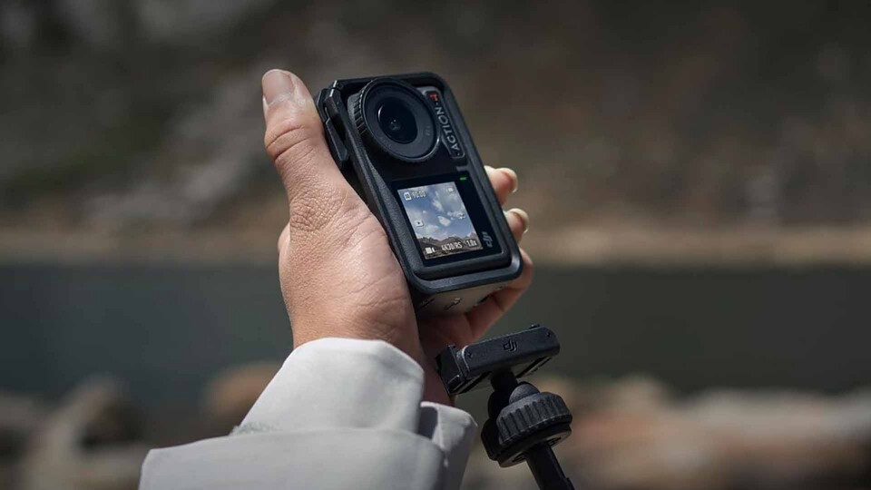 Mit dem magnetischen Schnellverschluss ist die DJI Osmo Action 4 in wenigen Sekunden einsatzbereit.