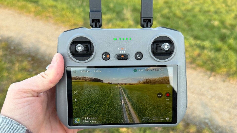 Das Display ist scharf und hell. Aber man sollte nicht mit dem Rücken zur Sonne stehen. (Bild: Patrick Schneider, GameStar Tech)