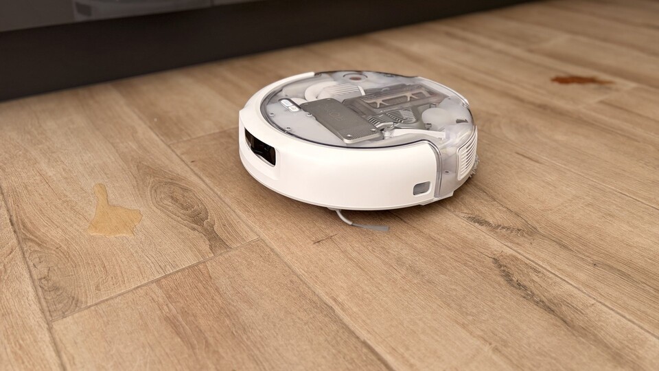 Kaum sichtbar für Menschen, doch der DJI ROMO P2 erkennt ihn perfekt: Ein kleiner Schluck Apfelsaft auf meinen Holzoptikfliesen.