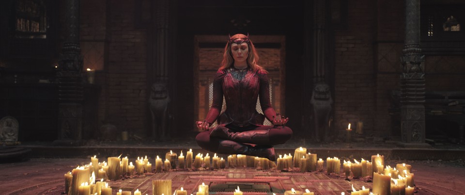 تلعب واندا ماكسيموف (إليزابيث أولسن) دورًا داعمًا في فيلم Doctor Strange in the Multiverse of Madness إلى جانب البطل الفخري وهي واحدة من أبرز أحداث الفيلم.  حقوق الصورة: DisneyMarvel Studios.