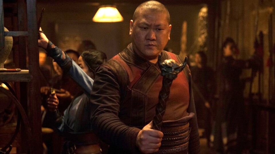 Wong (rechts) ist aktuell der oberste Zauberer. Das demonstriert er hier auch ganz schön. Bildquelle: Marvel StudiosDisney