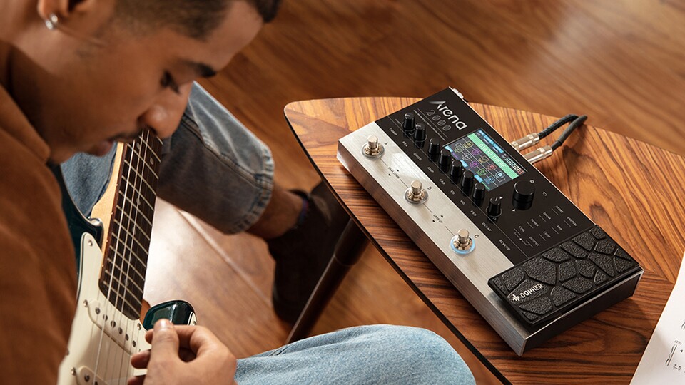 Mit Looper, Drum Machine für Rhythmus und 268 Effekten ist der Donner Arena 2000 Amp-Modeler ein mächtiges Tool für jeden Gitarristen.