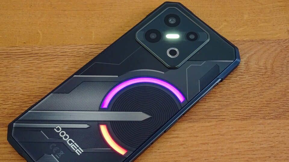 Das Blade GT Pro besitzt rückseitig drei LED-Streifen, von denen zwei in RGB-Farben erstrahlen können. (Bildquelle: GameStar Tech)