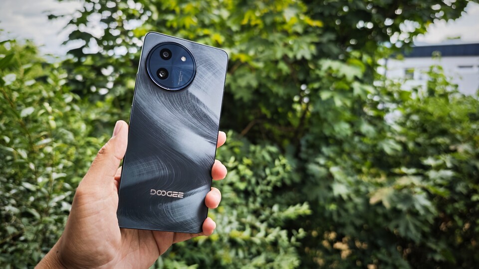 Wenn man das Handy von bestimmten Winkeln betrachtet wird ein schickes Wellenmuster sichtbar. (Bildquelle: Duy Linh DinhGameStar Tech)