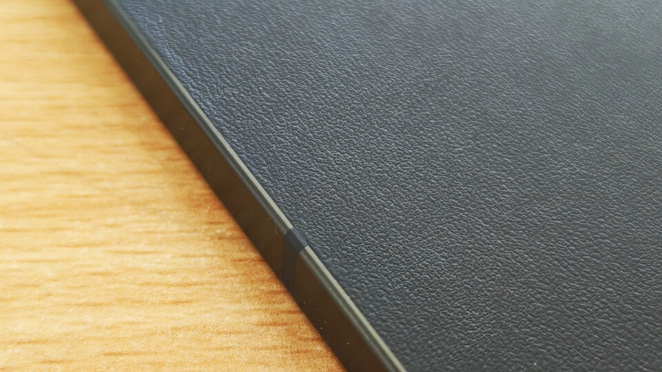 Die texturierte Rückseite des Doogee T30 Max.