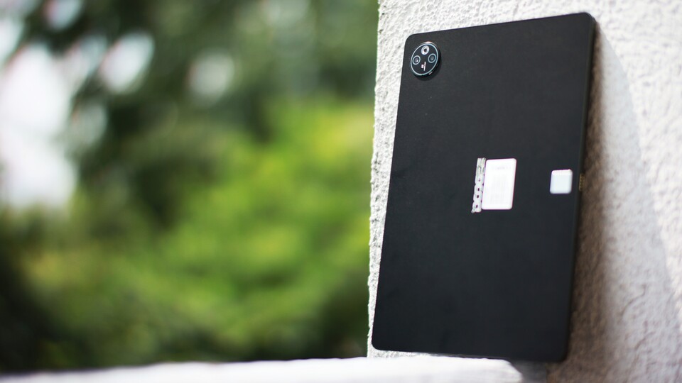 Die Rückseite des Doogee T30 Max. Auf dem Tablet kleben noch zwei Sticker, die man entfernen kann.