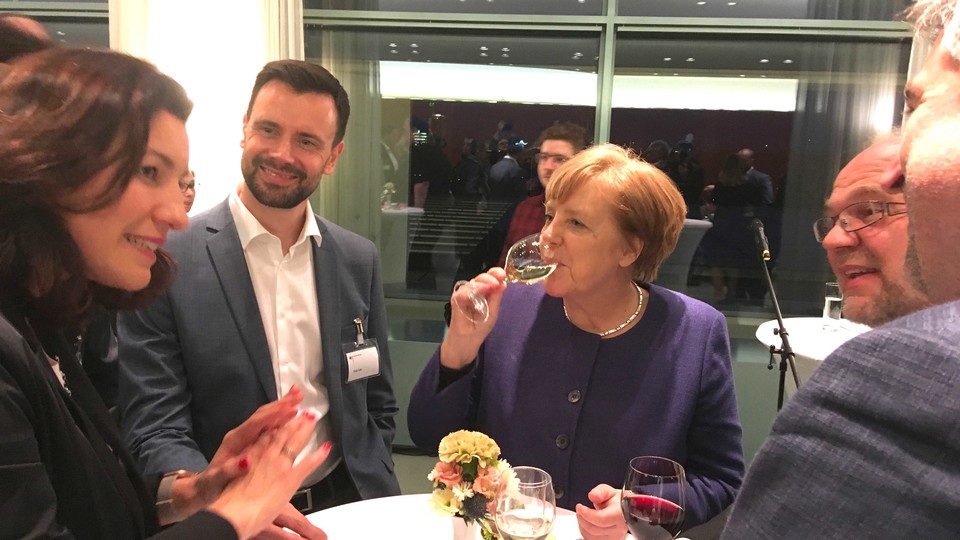 Digital-Staatsministerin Dorothee Bär, Game-Geschäftsführer Felix Falk und Angela Merkel tauschen sich mit weiteren Gästen über den Zustand der deutschen Spielebranche aus. (Foto: Petra Fröhlich)