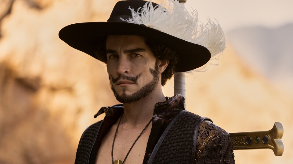 Mihawk Falkenauge gilt als der beste Schwertkämpfer der Welt von One Piece und ist neben Sir Crocodile ebenfalls ein Mitglied der Sieben Samurai. In Staffel 1 der Netflix-Serie hatte er bereits seinen ersten Auftritt. Bildquelle: Netflix
