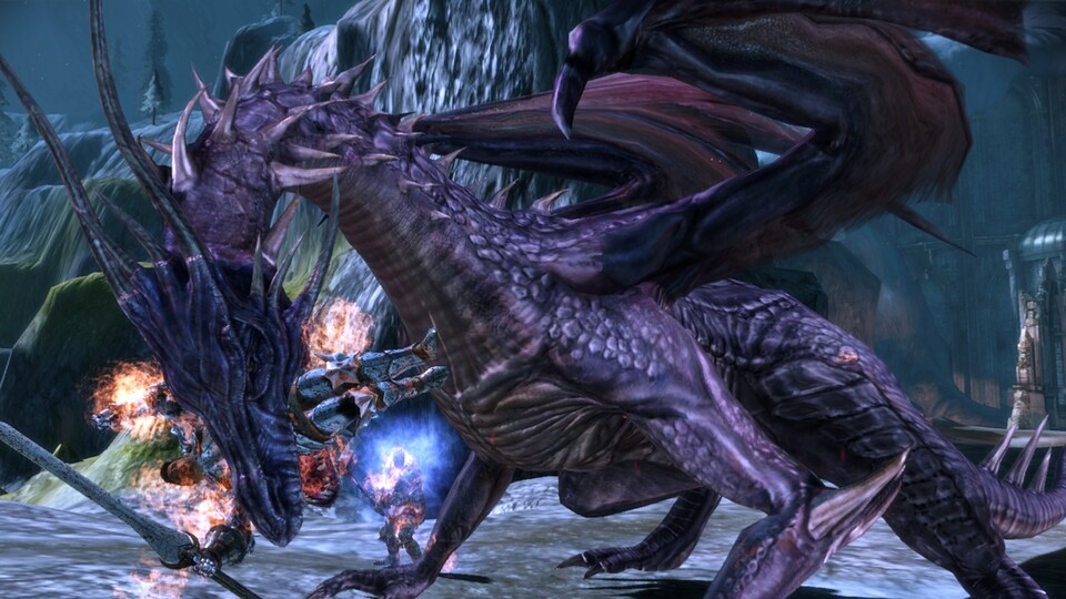 In einem Spiel, das Dragon Age heißt, gibt’s selbstverständlich auch Drachen. Die gehen mit Angreifern wenig zimperlich um.